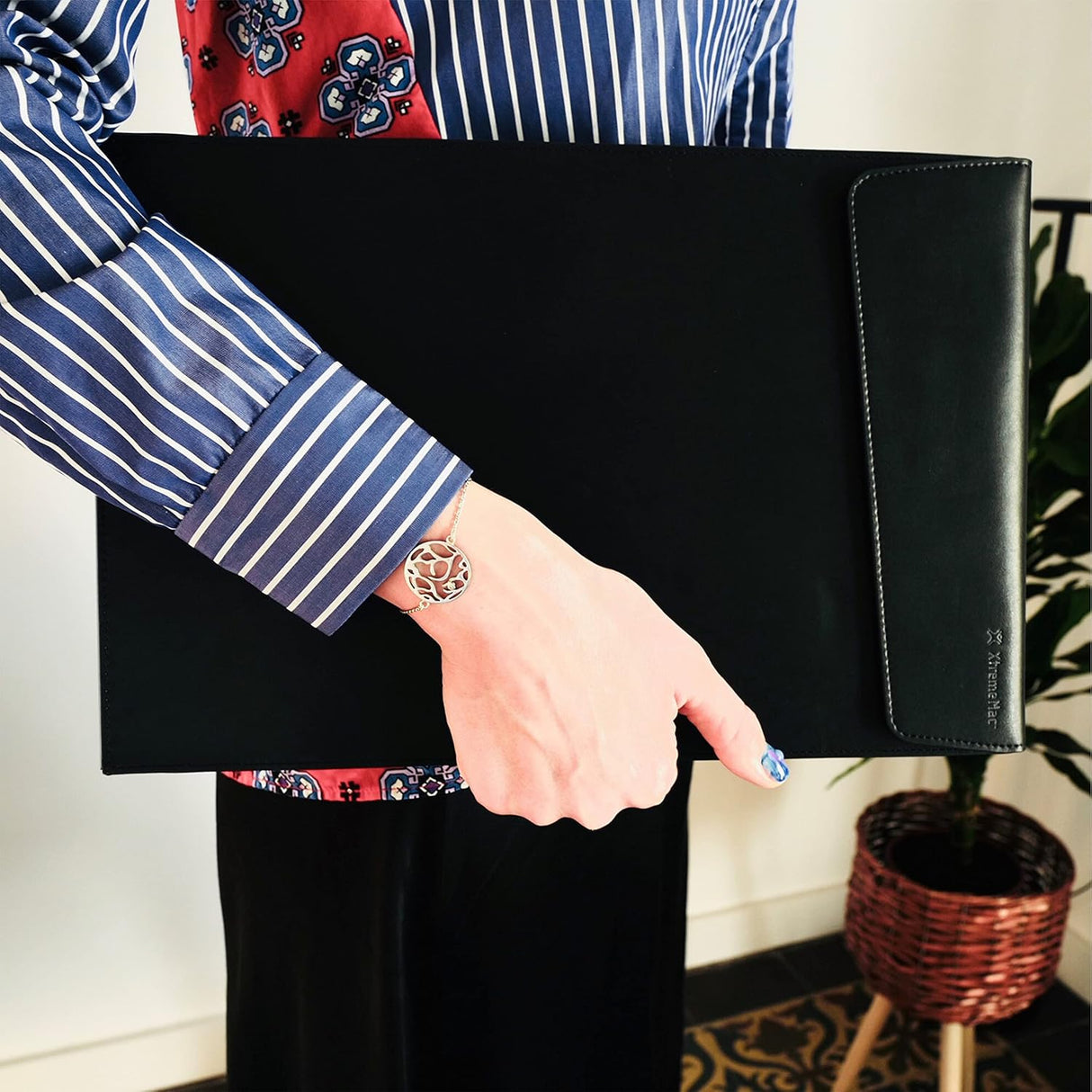Xtreme Mac MacBook sleeve met hub USB - C - Simple kopen bij Microforce | Apple - specialist & refurbished expert | Gratis afhalen in Gentbrugge, Antwerpen & Oudenaarde of snelle levering in België!